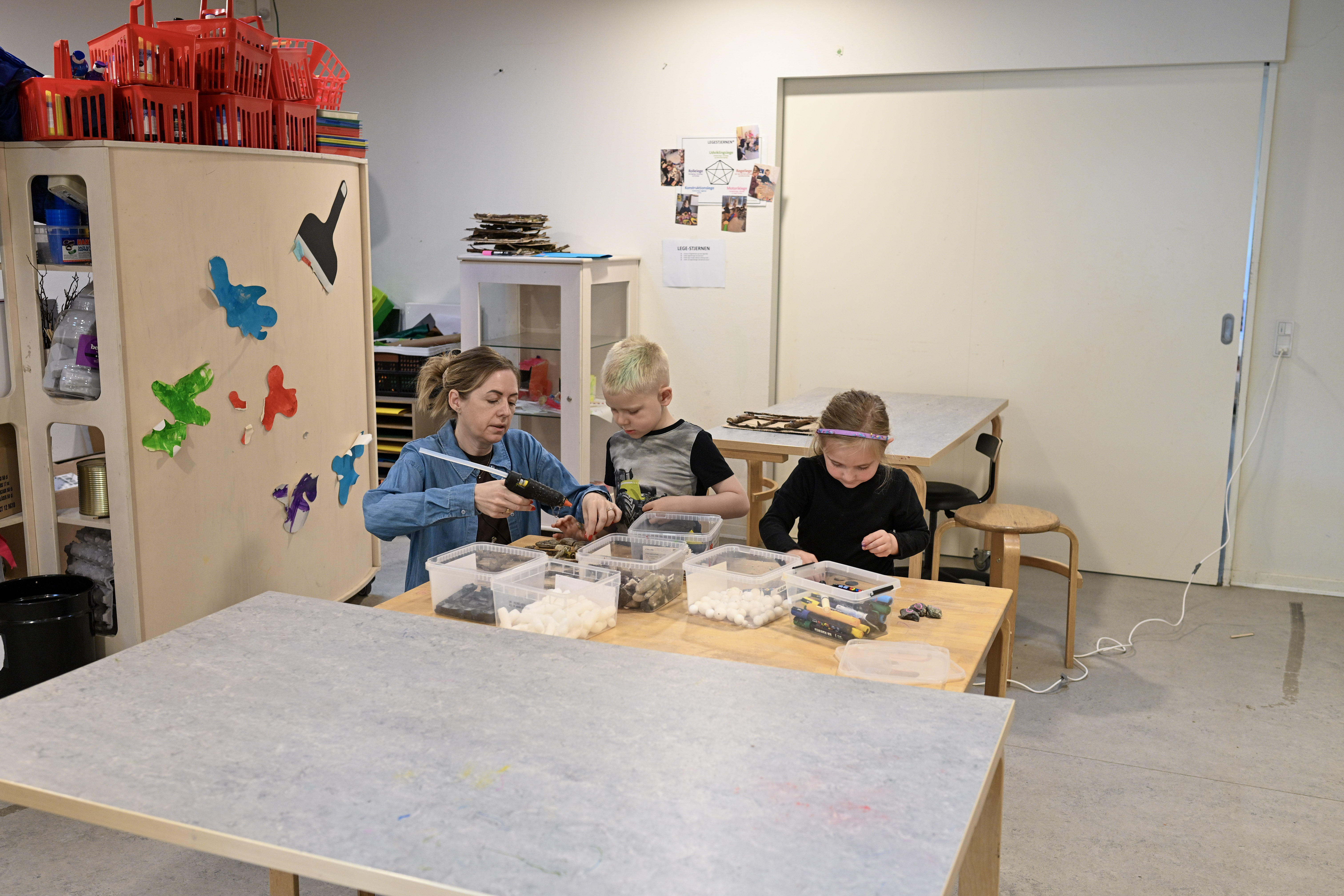 Voksen og to børn er kreative sammen