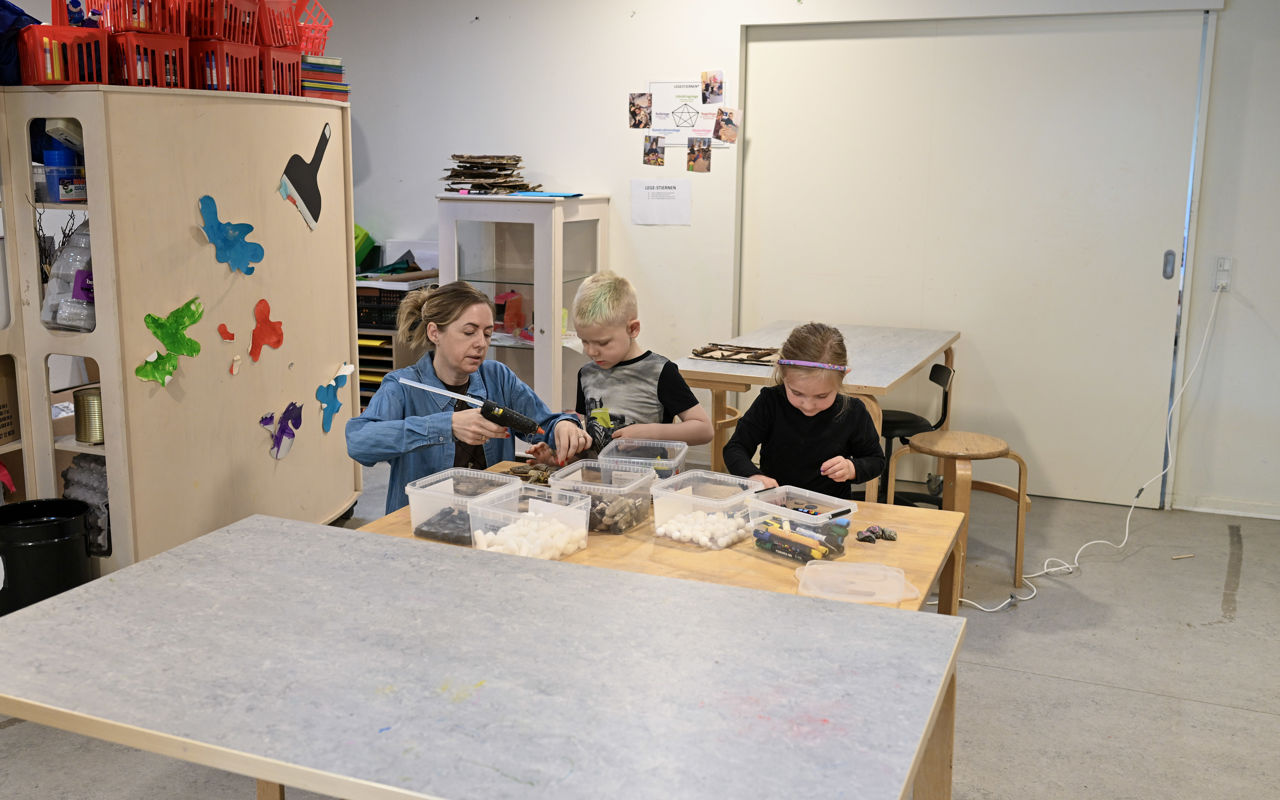 Voksen og to børn er kreative sammen